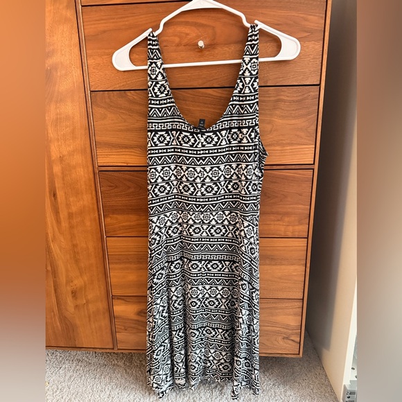 Express Dresses & Skirts - Express Black and White Geometric dress